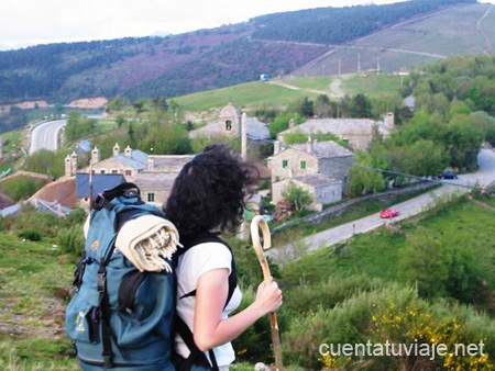 La peregrina contempla O Cebreiro desde lo alto.